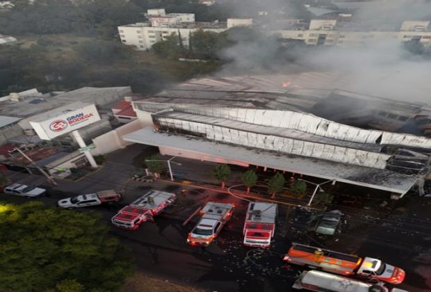 Gran Bodega reubica a empleados después del incendio en sucursal en Amalucan