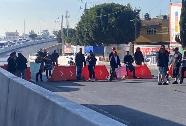 VIDEO Vecinos bloquean la Vía Corta a Santa Ana