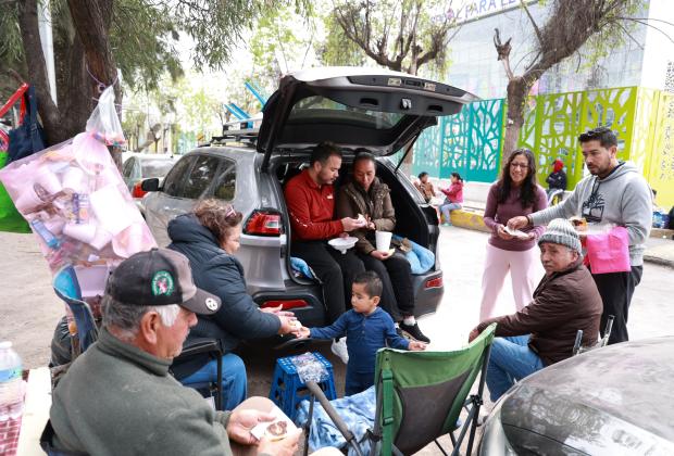 VIDEO Regalan comida a personas afuera del hospital