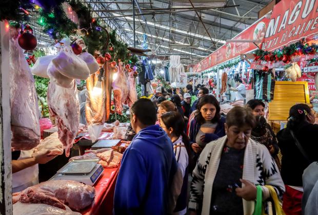 Se llenan los mercados poblanos para comprar productos de la cena navideña