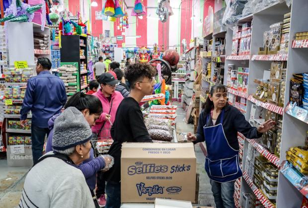 VIDEO Gran demanda de dulces para armar los aguinaldos y llenar las piñatas