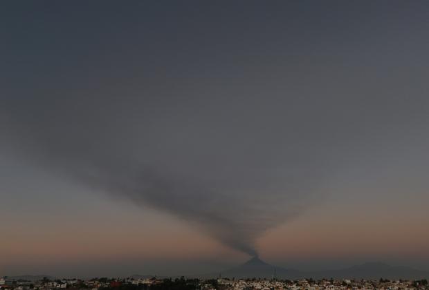 VIDEO Amanece el volcán Popocatépetl con impresionante columna de ceniza