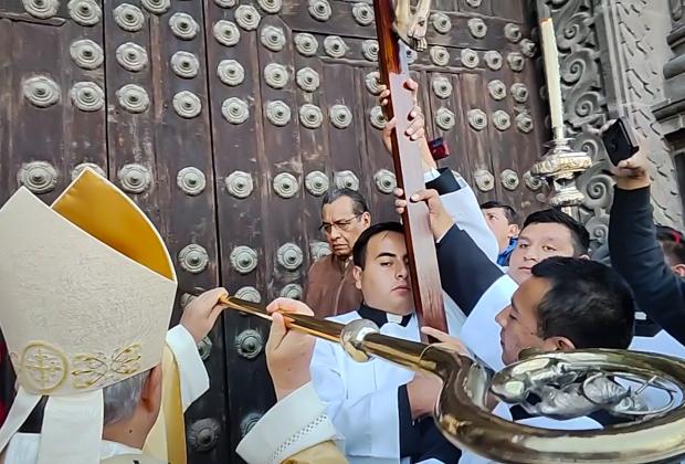 Arzobispo de Puebla abre la Puerta del Perdón en Catedral