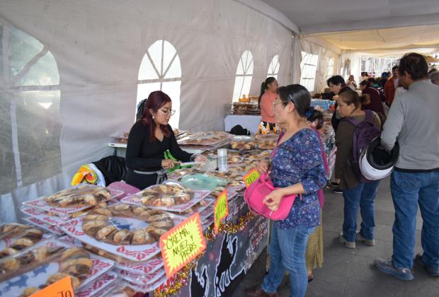 Poblanos corren por sus Rosca de Reyes