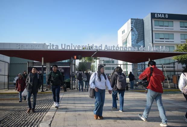 VIDEO Estudiantes de la BUAP regresan a sus salones