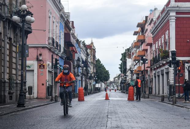 Frío y lluvia, ahuyenta a los poblanos de la Vía Recreativa