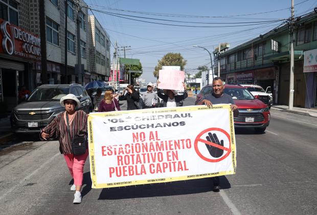 VIDEO Vecinos se inconforman con la implementación de parquímetros