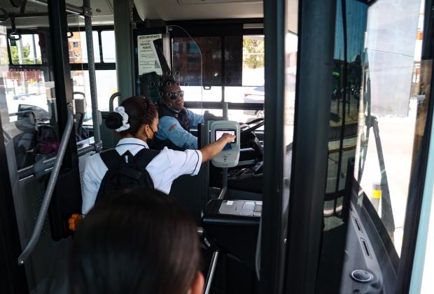 Suspenden cobro con tarjeta bancaria a usuarios de la Línea 4 de RUTA