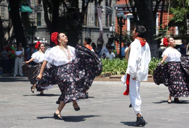 Poblanos disfrutan de Ballet Folklórico en el zócalo de la ciudad