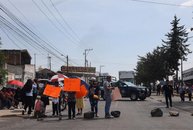 Habitantes de la colonia 20 de Noviembre cierran la 11 Sur