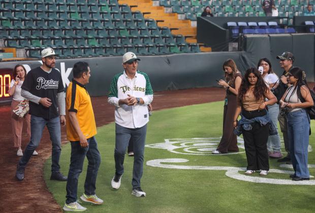 VIDEO Pepe Chedraui lanza primera pelota en juego de Pericos