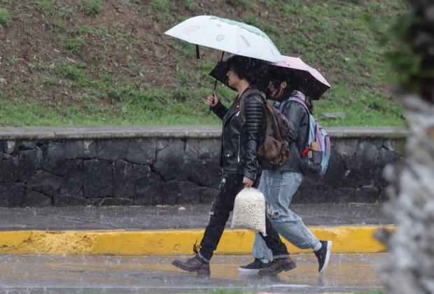 VIDEO Ligera lluvia en la ciudad de Puebla, solo deja encharcamientos