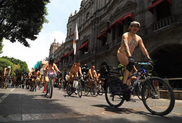 VIDEO Ciclistas participaron desnudos en el Word Naked Bike Puebla