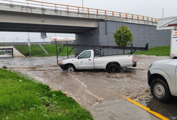 VIDEO Lluvia deja autos varados en el puente Los Ángeles en Coronango