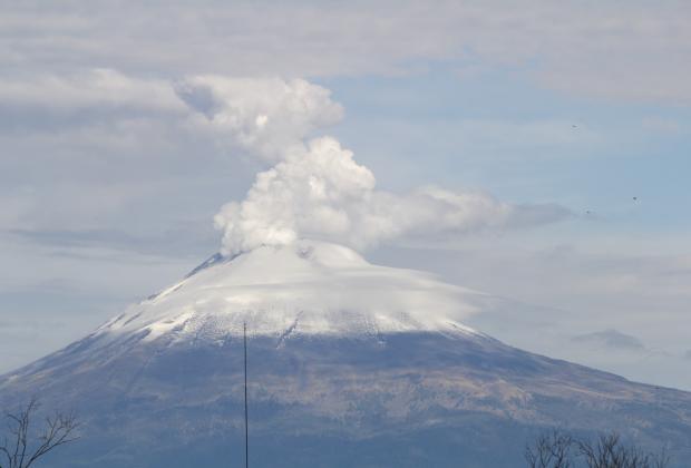VIDEO Rodeado de nieve y con fumarola, así amanece el volcán Popocatépetl