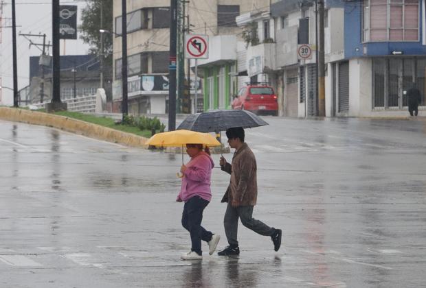 Ligera lluvia puso a correr a poblanos este lunes