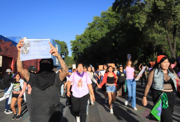 VIDEO Colocan tendedero con denuncias en el zócalo de Puebla