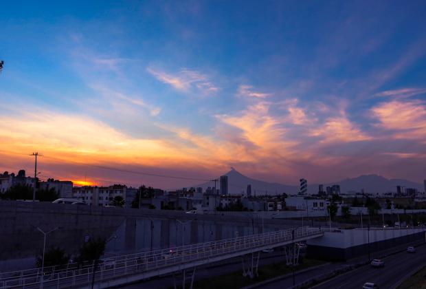 VIDEO Se despide el atardecer este lunes con tonos naranjas