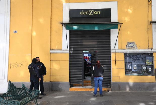 VIDEO Dan cortinazo a negocio de ropa en la calle 5 de Mayo