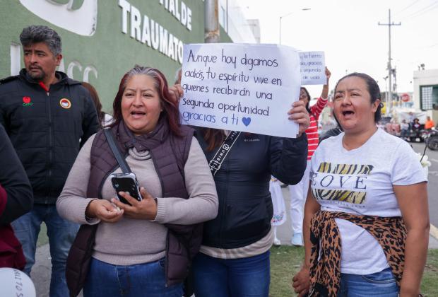 VIDEO Familiares y amigos despiden a Carlos, donador multiorgánico