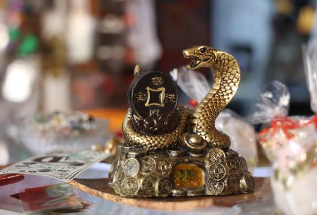 Creyentes del Feng Shui, compran amuletos para recibir el año nuevo