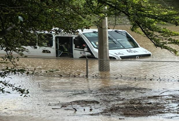 VIDEO Ruta 45-A queda atrapada por el agua en el bulevar Vicente Suárez