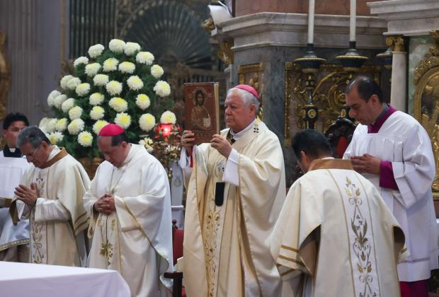 Poblanos celebran Corpus Christi en la Catedral de Puebla
