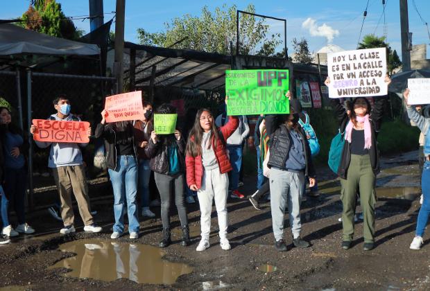 VIDEO Estudiantes de la Universidad Politécnica bloquean carretera