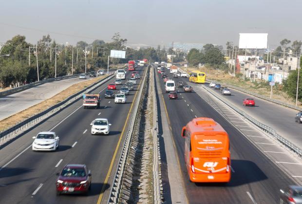 VIDEO Carga vehicular ligera sobre la Autopista México-Puebla