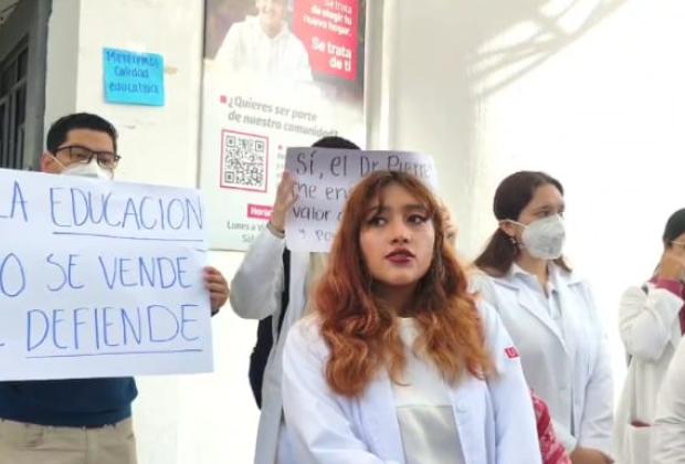 VIDEO Se manifiestan estudiantes de medicina de la Upaep