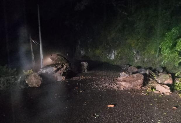 Lluvias genera derrumbe de rocas en Tochimilco; bloquean carretera