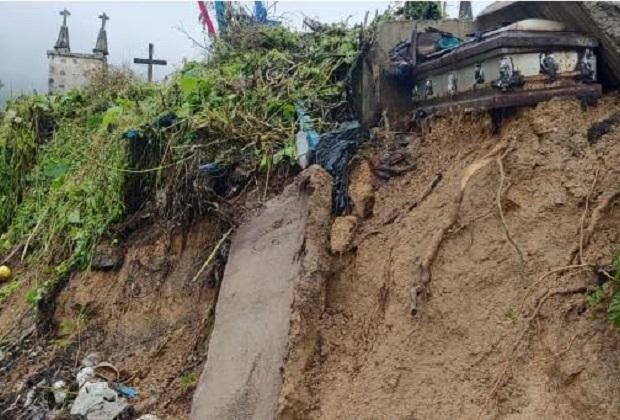 FOTOS Lluvias desentierran ataúdes del panteón de Naupan, en Puebla