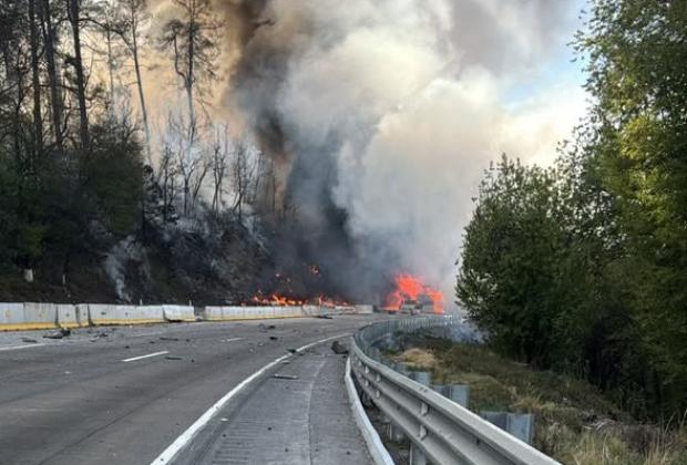 Cierren la México-Puebla por incendio de pipa de gas en Llano Grande