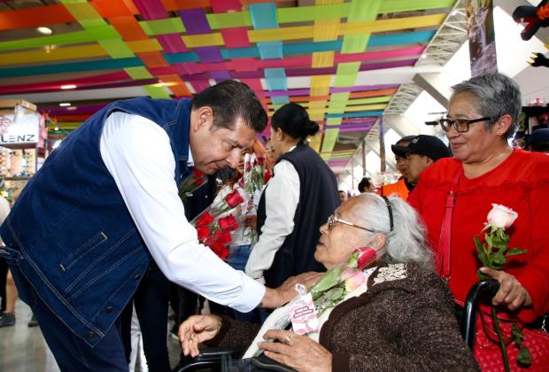 Armenta recorre la Feria y regala rosas a todas las Mamás 