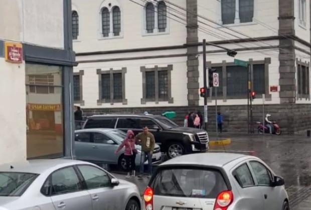 VIDEO Sorprende a los poblanos una ligera lluvia este miércoles