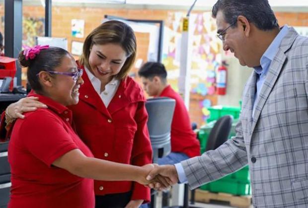 Céspedes y Gaby Bonilla visitan a trabajadores de la empresa social CINIA México