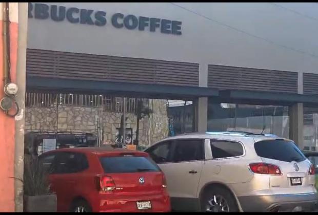 Tres sujetos armados atracan a clientes de Starbucks de la 25 Oriente