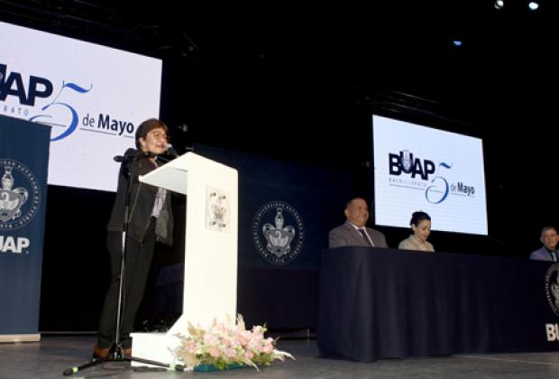 Lilia Cedillo asistió a las graduaciones de la Prepa Cabrera Barroso y 5 de Mayo
