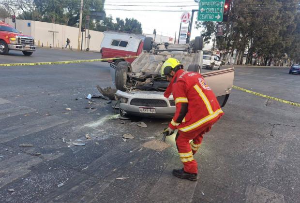 Un Beetle termina volcado en la avenida 15 de Mayo y el bulevar Norte