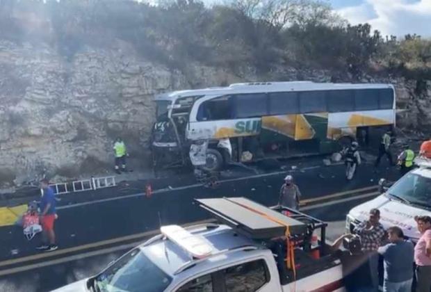 Se registra aparatoso accidente entre un autobús y tractocamión en la Cuacnopalan-Oaxaca