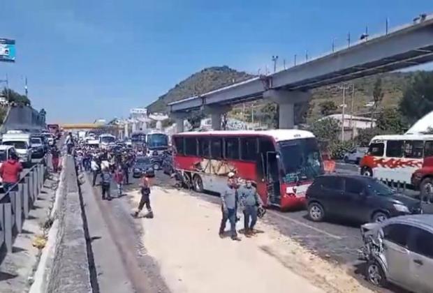 Un tráiler se queda sin frenos en la México-Puebla y choca con 10 autos