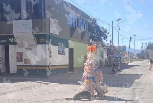 Vecinos colocan árbol de navidad para señalar socavón en Texmelucan