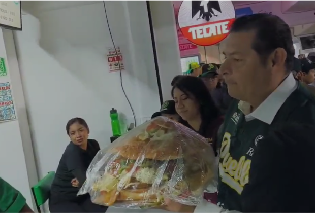 Provecho Gober: Armenta llega al Hermanos Serdán y se lleva su Cemita Especial