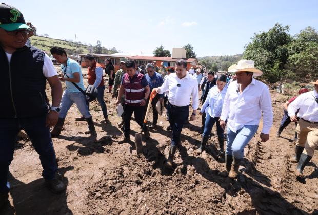 Armenta, autoridades federales y municipales asisten a los afectados por la tromba en Chihnahuapan