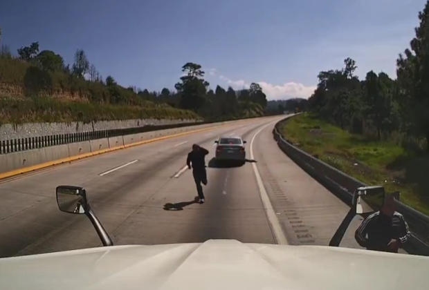 VIDEO Graban asalto a tráiler en la autopista México-Puebla