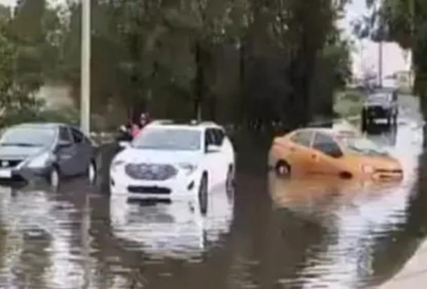 Por fuertes lluvias e inundaciones, 3 autos quedaron varados en Periférico Ecológico