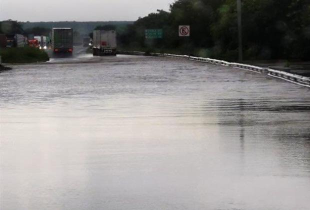 Desbordamiento del Río Tesechoacán provoca cierre de la autopista La Tinaja-Cosoleacaque