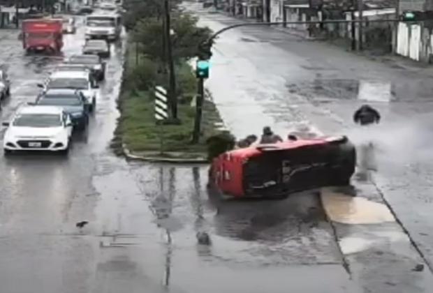 Agua de Puebla repondrá auto volcado en la 24 sur tras caer en mega zanja