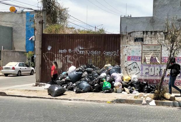 Calles de Tehuacán lucen con montones de basura desde hace dos semanas