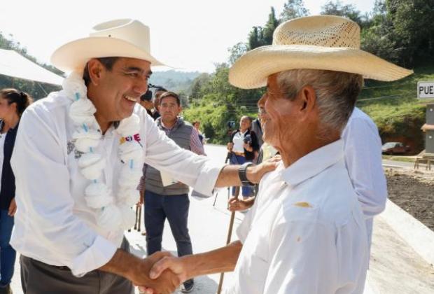 Céspedes entrega obra carretera en Pahuatlán, Camocuautla y Nauzontla